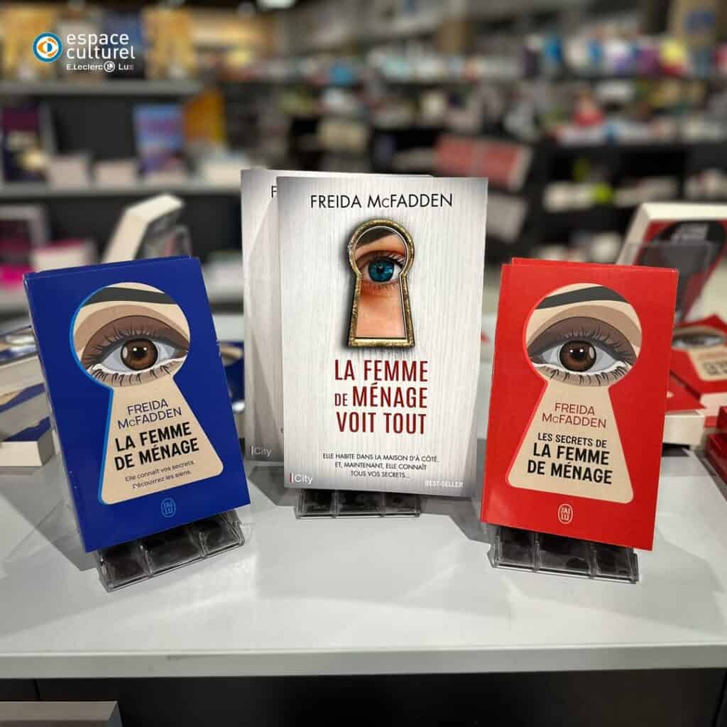 Les succès littéraires de Freida McFadden, exposés ici dans un espace culturel Leclerc