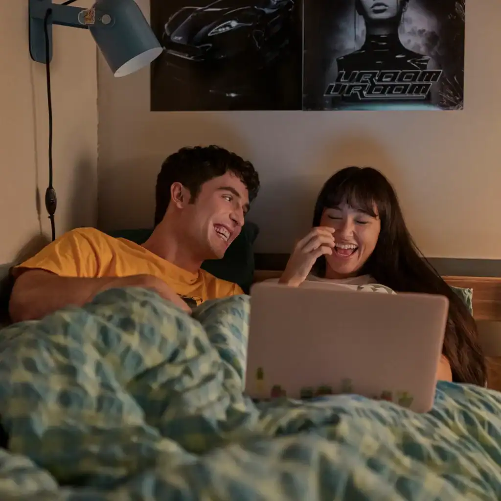 Overcompensating, la série de Prime Video, avec Benito Skinner