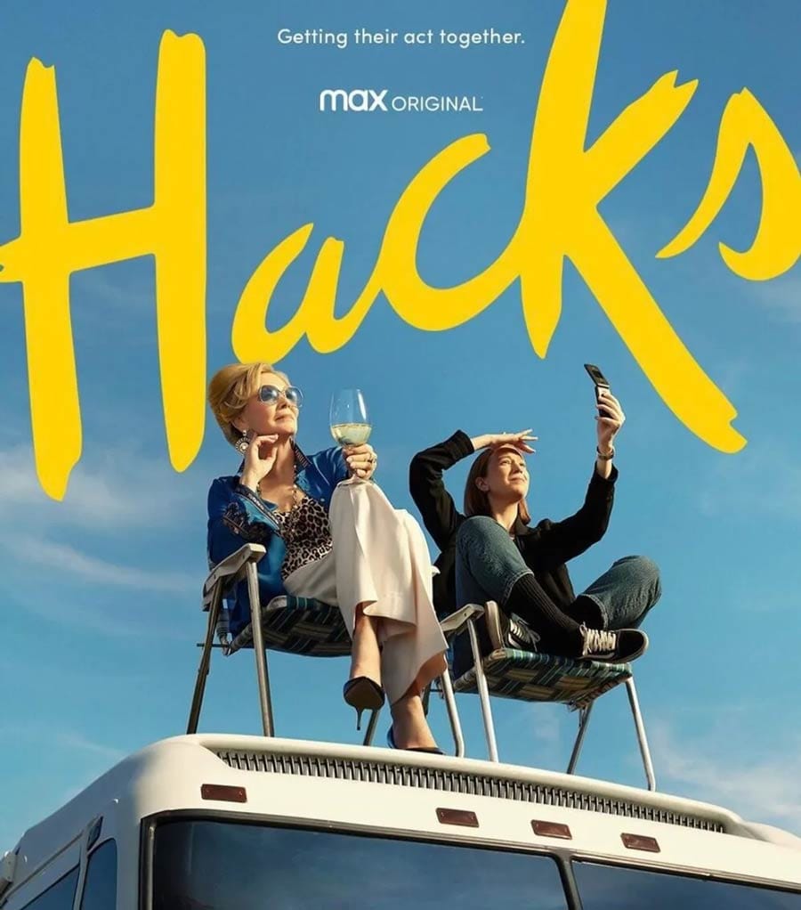 Hacks : quand la meilleure comédie américaine actuelle fait acte de visibilité LGBT dans une Amérique plus divisée que jamais